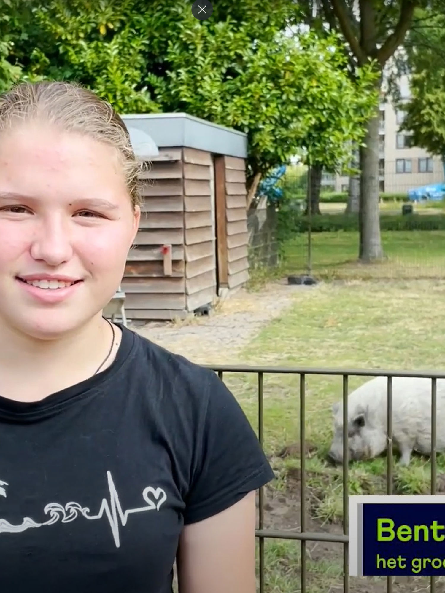 Docent van Yuverta vmbo Eindhoven neemt een vlog op met zijn eigen telefoon