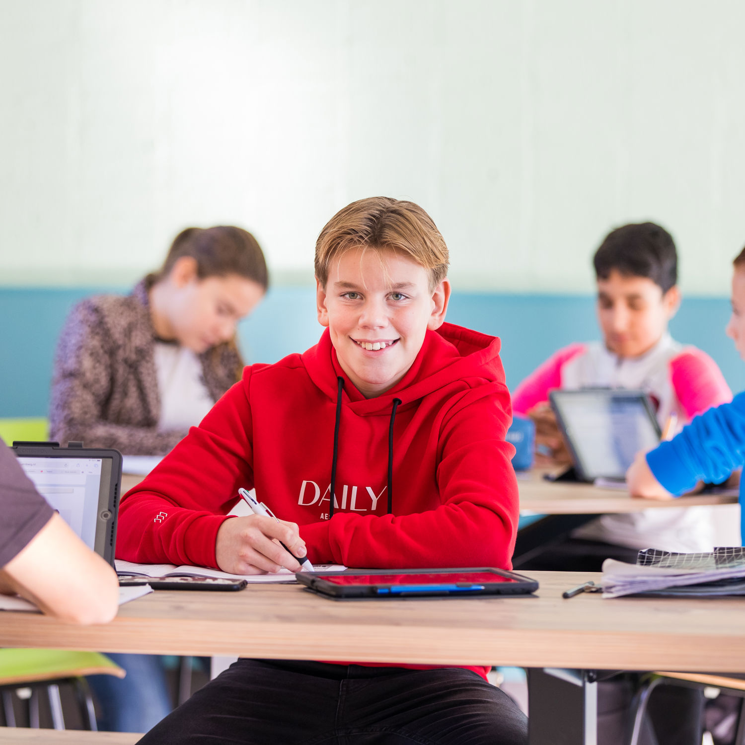 Onze vakdocent Duncan buiten bij een groep eenden