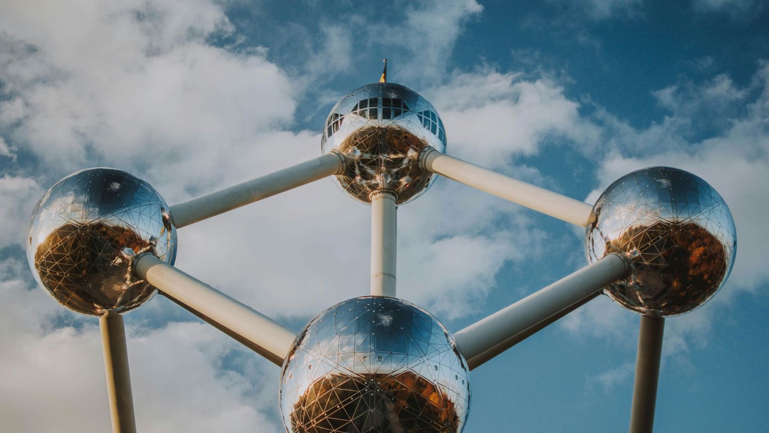 Meisje zittend op een bank voor kluisjes