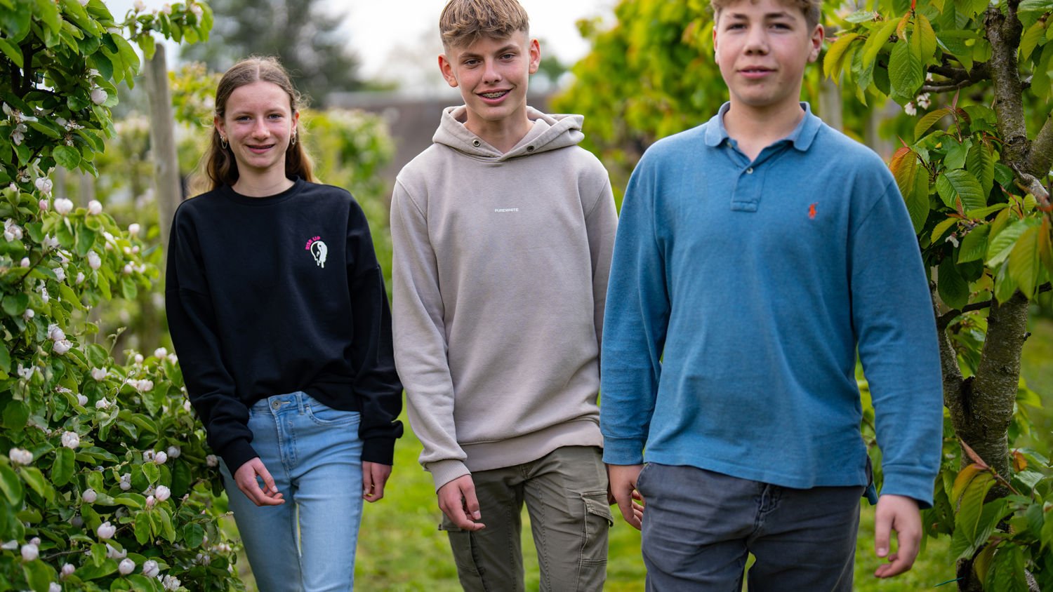 Meisje zittend op een bank voor kluisjes