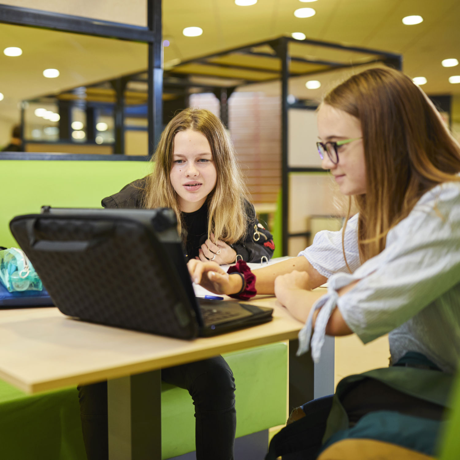 Meisje zittend op een bank voor kluisjes