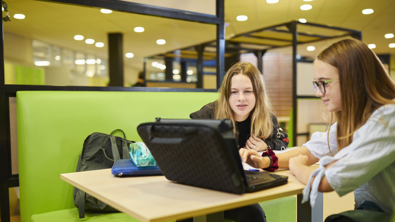 Meisje zittend op een bank voor kluisjes