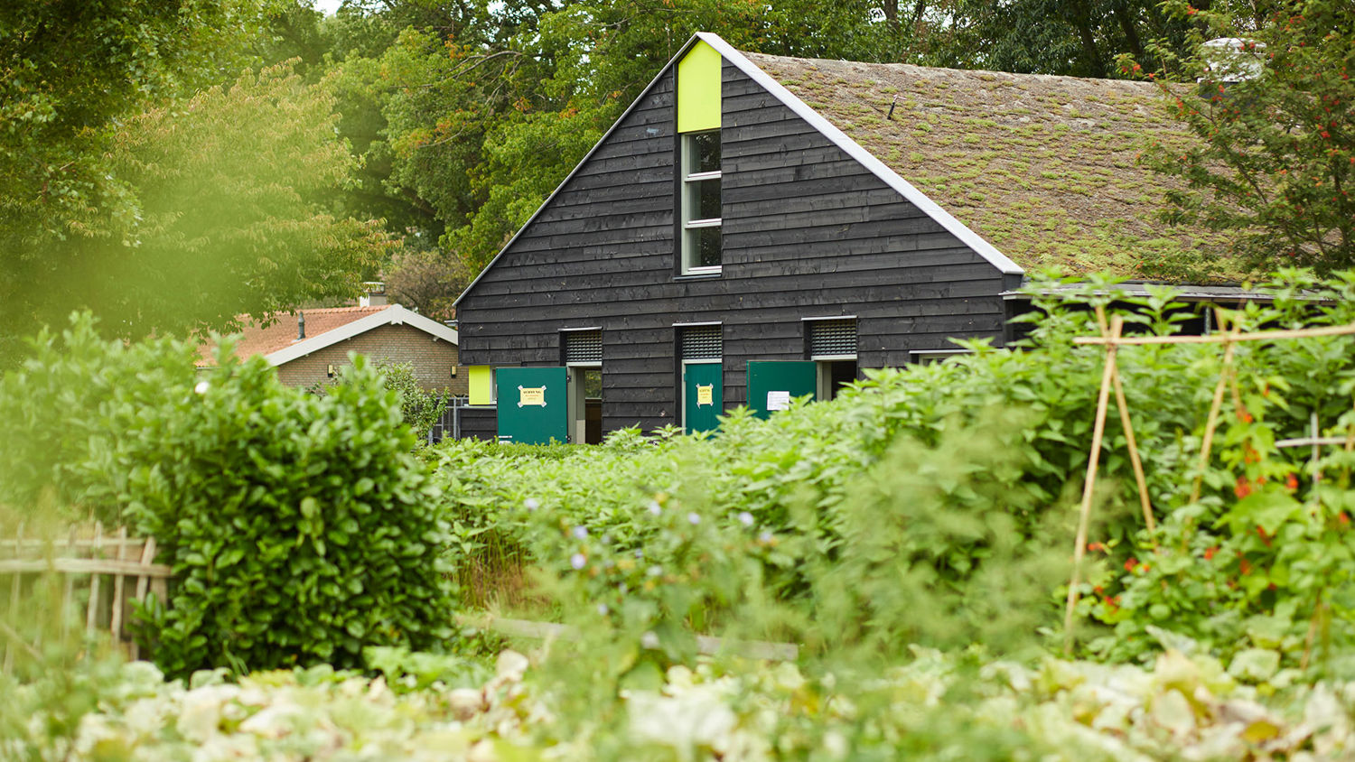 Meisje zittend op een bank voor kluisjes