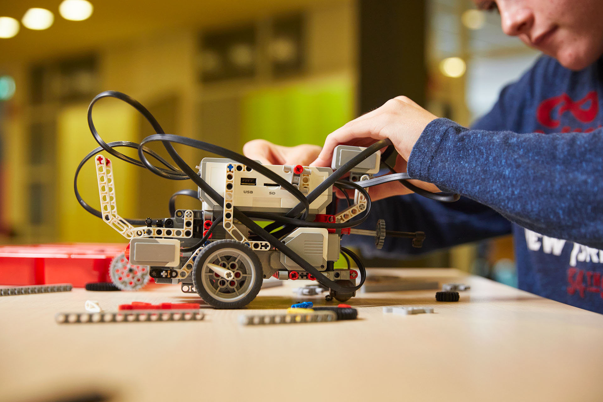 Docent leidt groep lachende studenten in klaslokaal