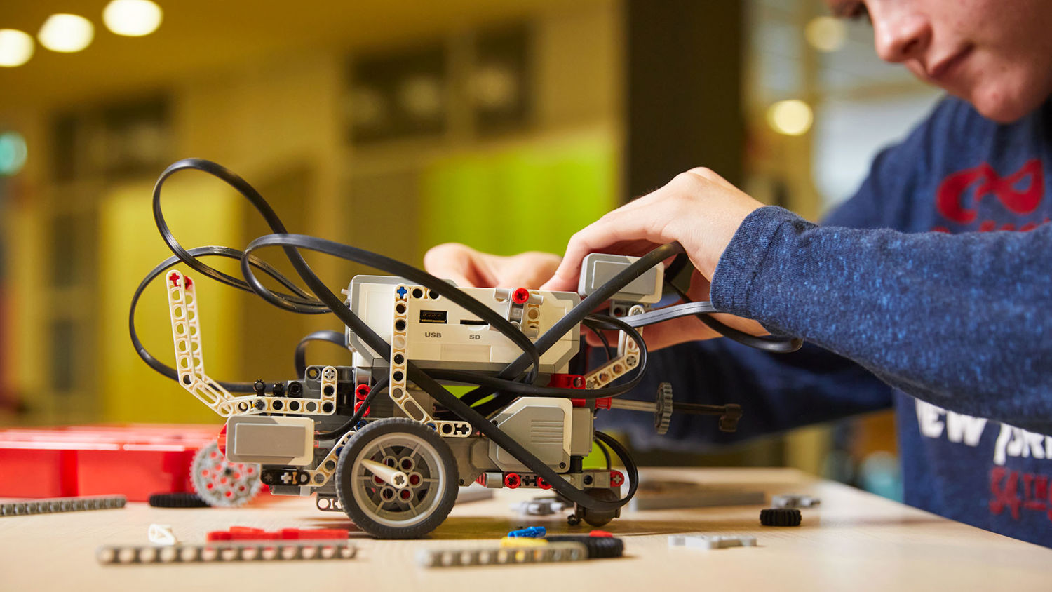 Meisje zittend op een bank voor kluisjes