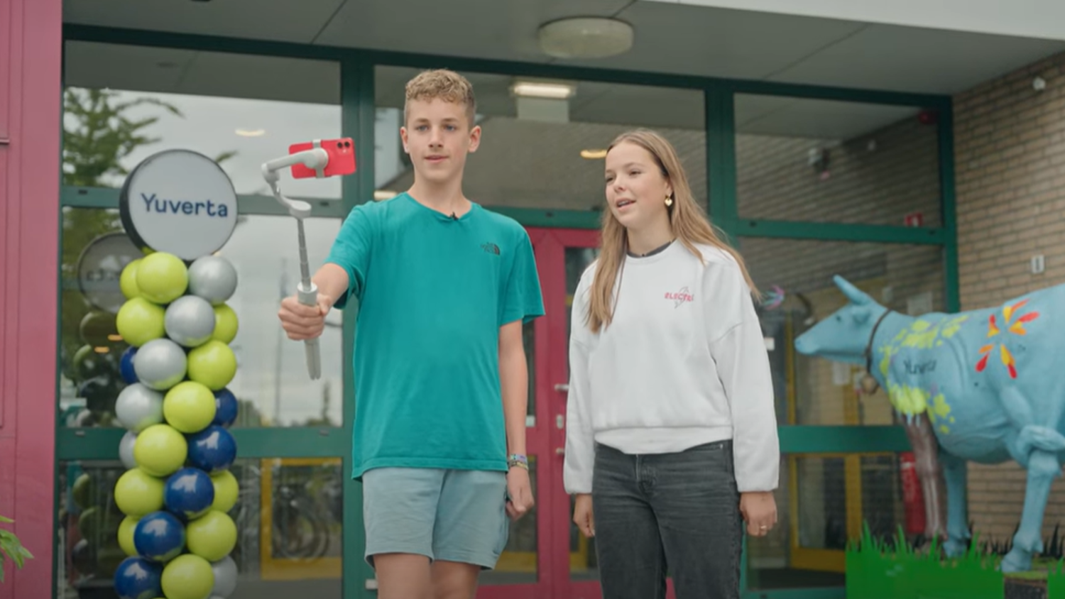 Meisje zittend op een bank voor kluisjes
