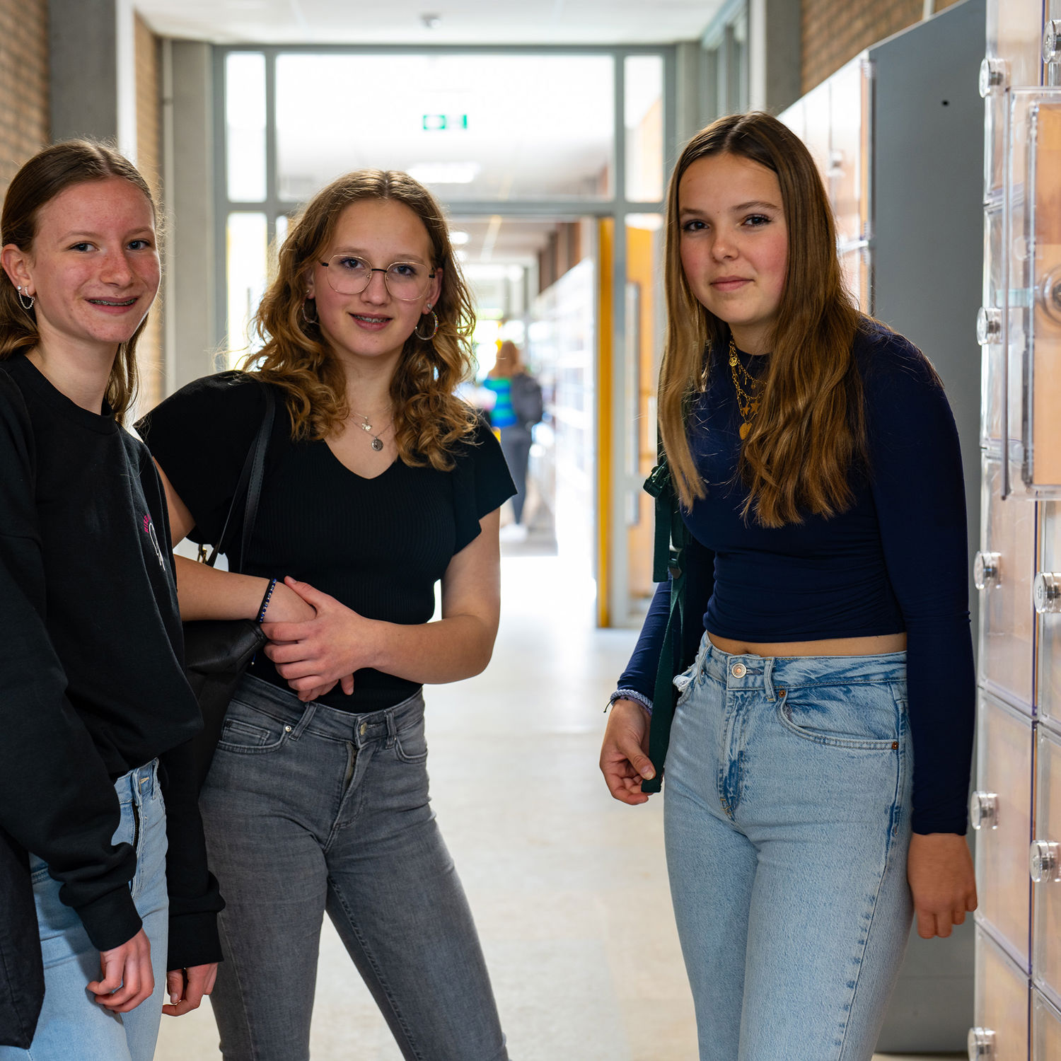 Leerling kust de neus van een paard