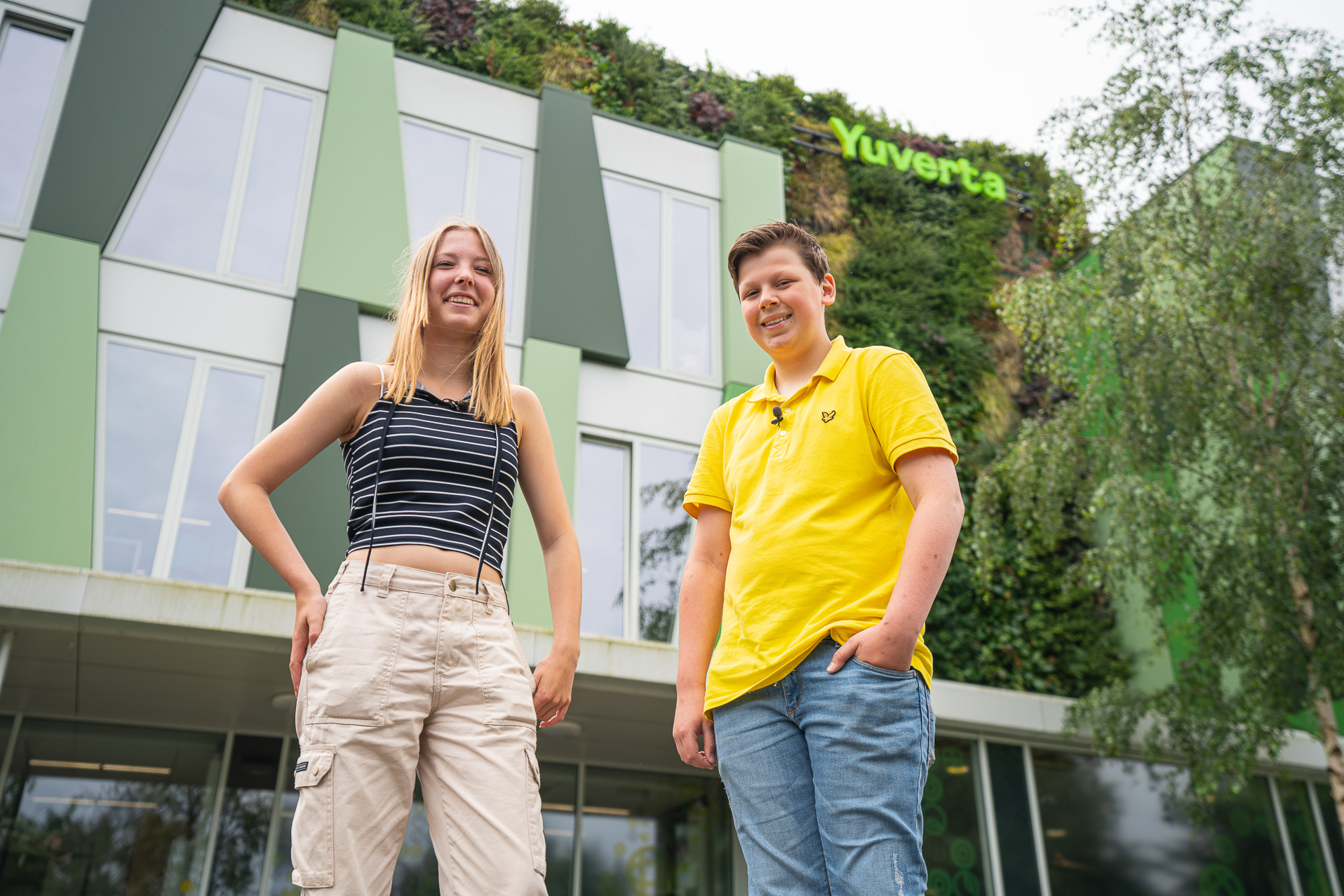 Meisje zittend op een bank voor kluisjes