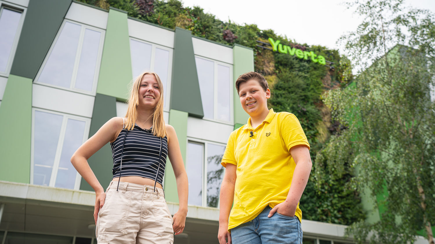 Twee studenten in een groene omgeving