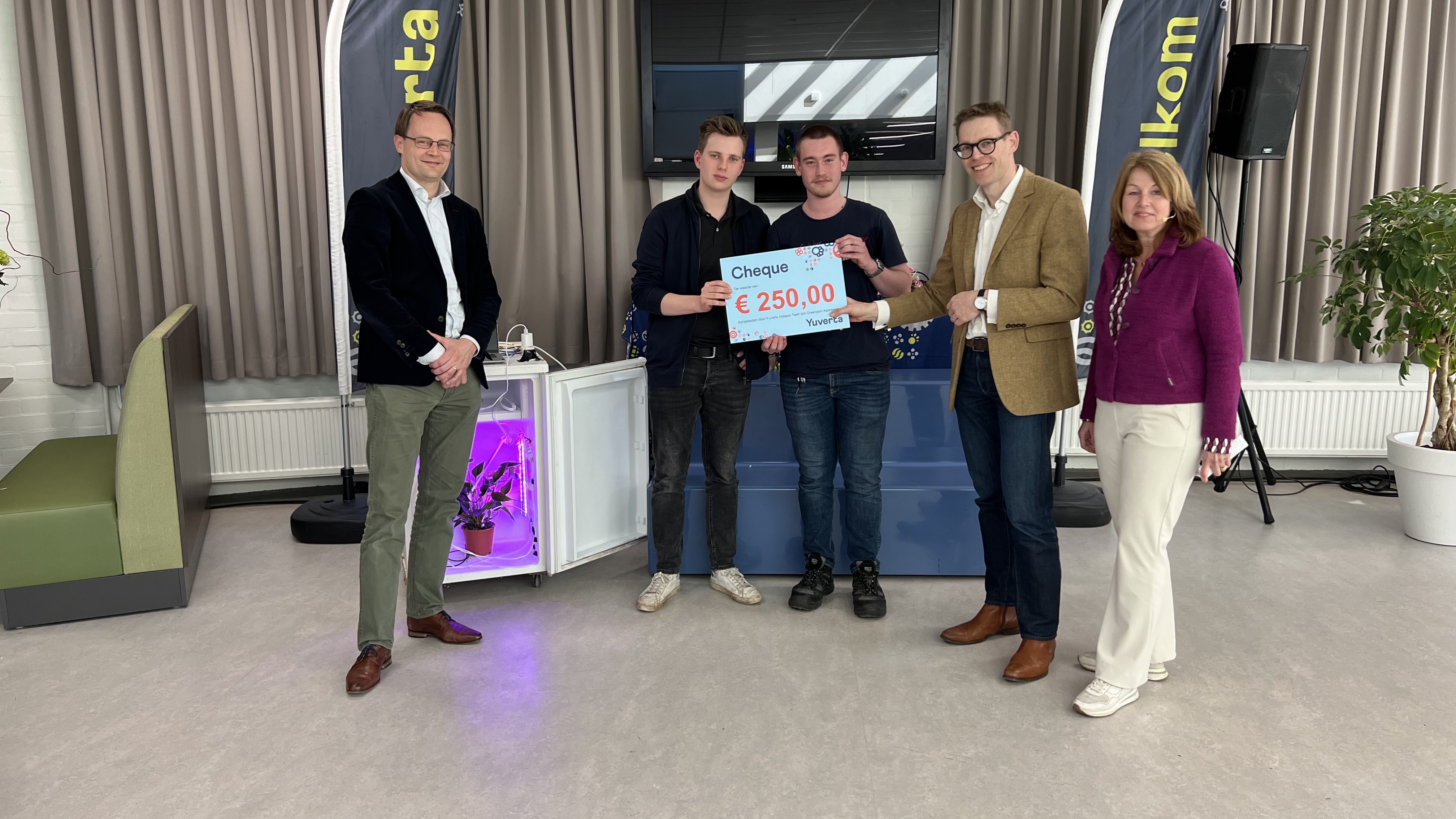 Docent van Yuverta vmbo Eindhoven neemt een vlog op met zijn eigen telefoon