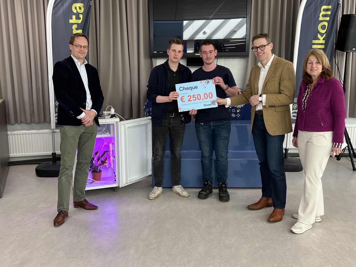 Leerling lachend voor een boekenkast