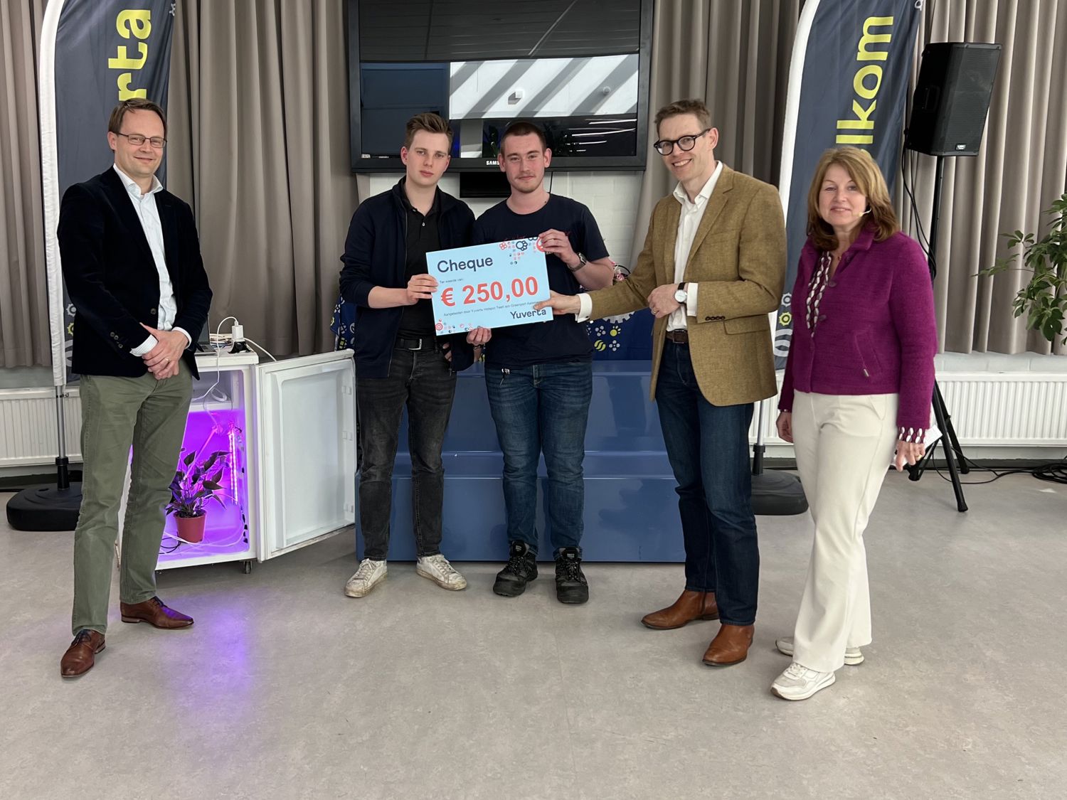 Docent van Yuverta vmbo Eindhoven neemt een vlog op met zijn eigen telefoon