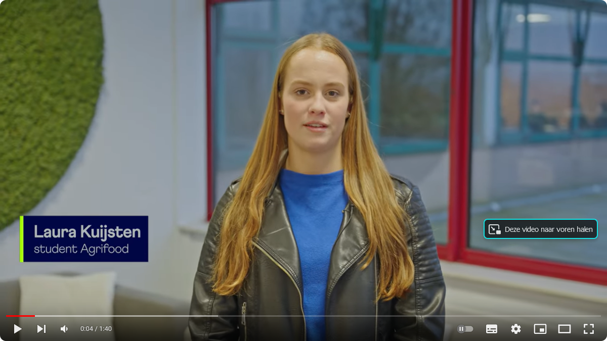 Docent van Yuverta vmbo Eindhoven neemt een vlog op met zijn eigen telefoon