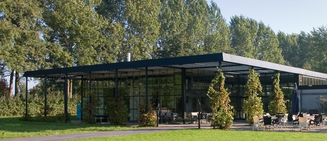 Drie studenten voeren wateronderzoek uit