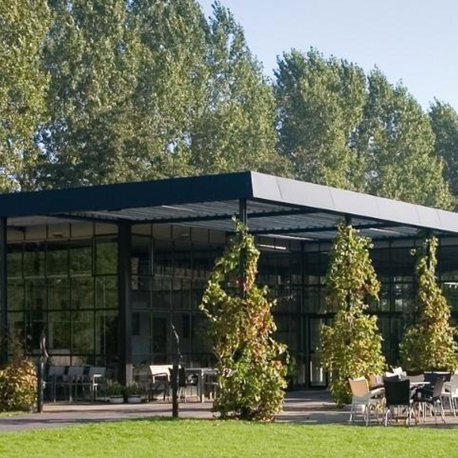 Drie studenten voeren wateronderzoek uit