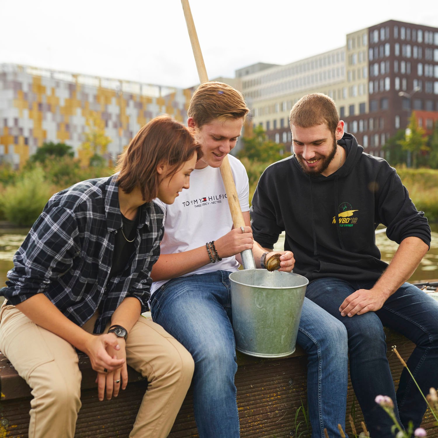 Twee studenten in een groene omgeving
