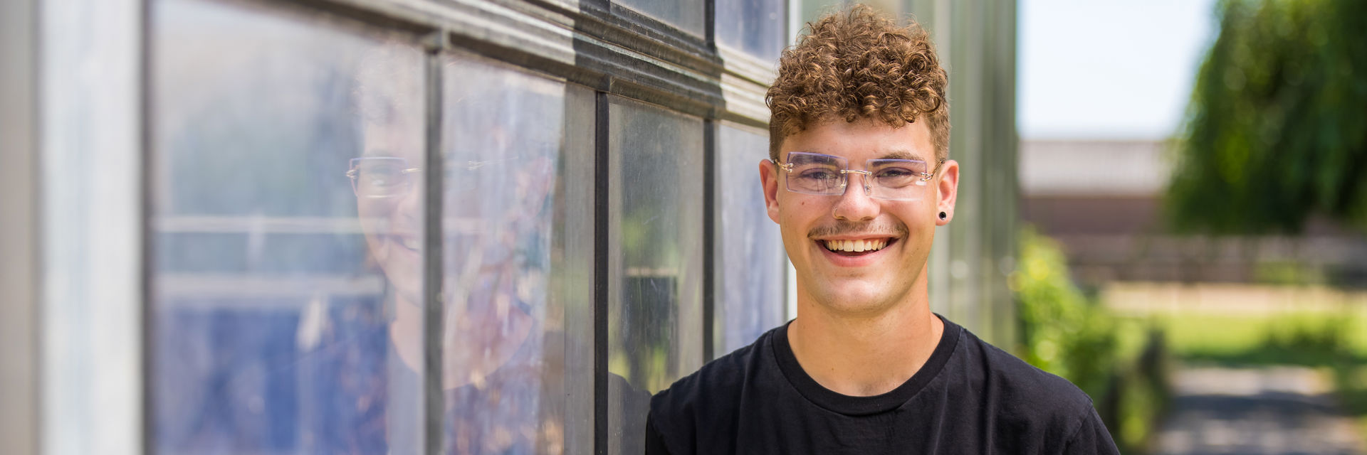 Een Student lacht naar de camera