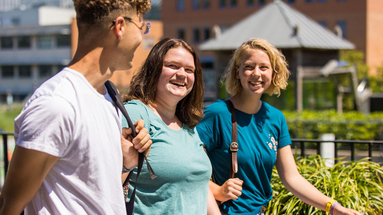 Meisje zittend op een bank voor kluisjes