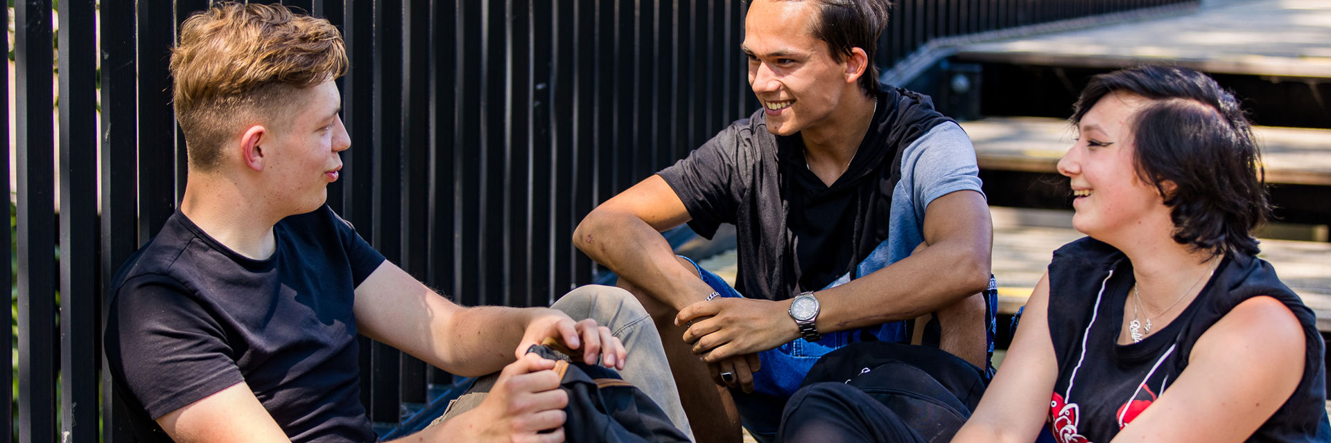 3 Studenten zitten samen buiten