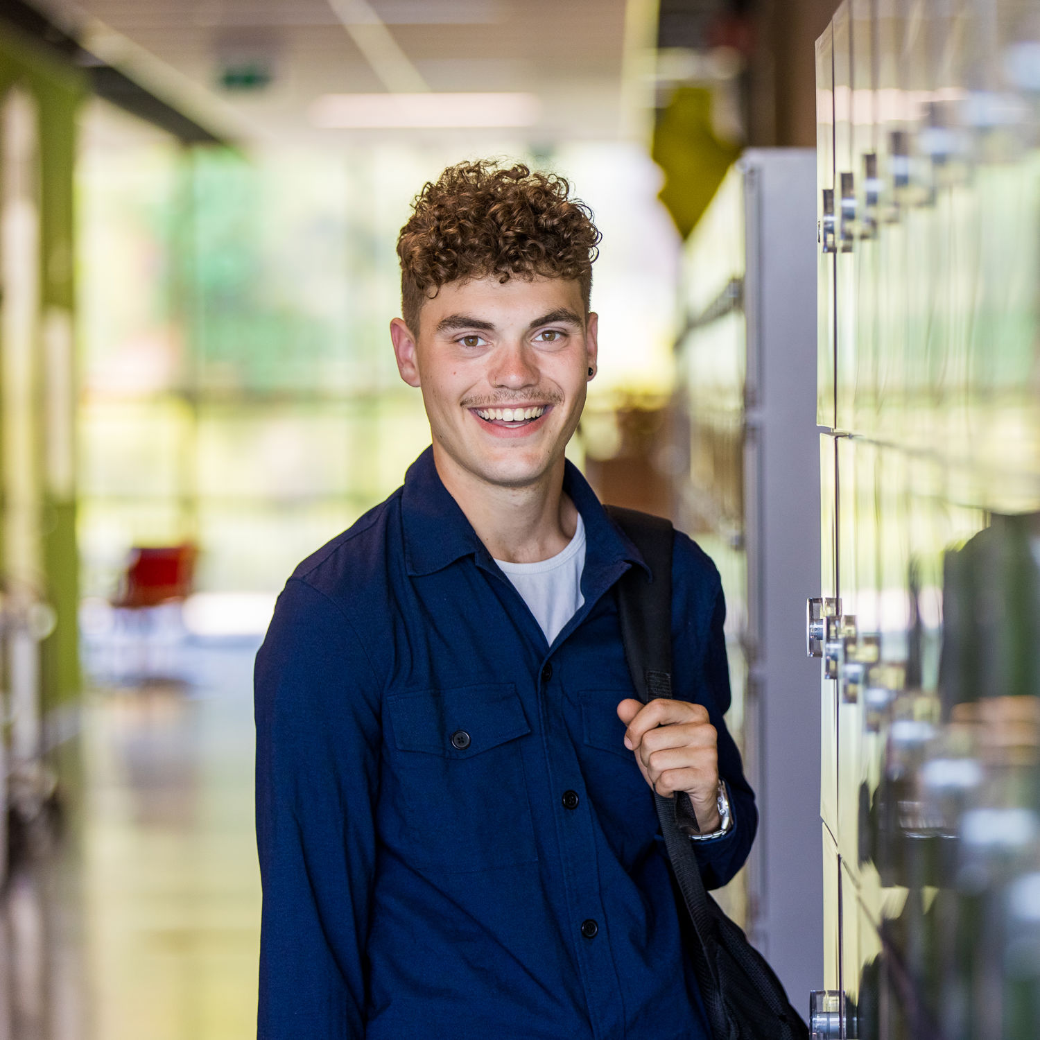 Een student rijdt lachend paard
