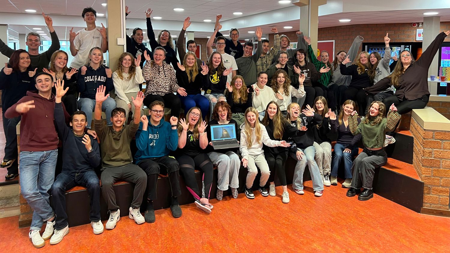 Onze vakdocent Duncan buiten bij een groep eenden