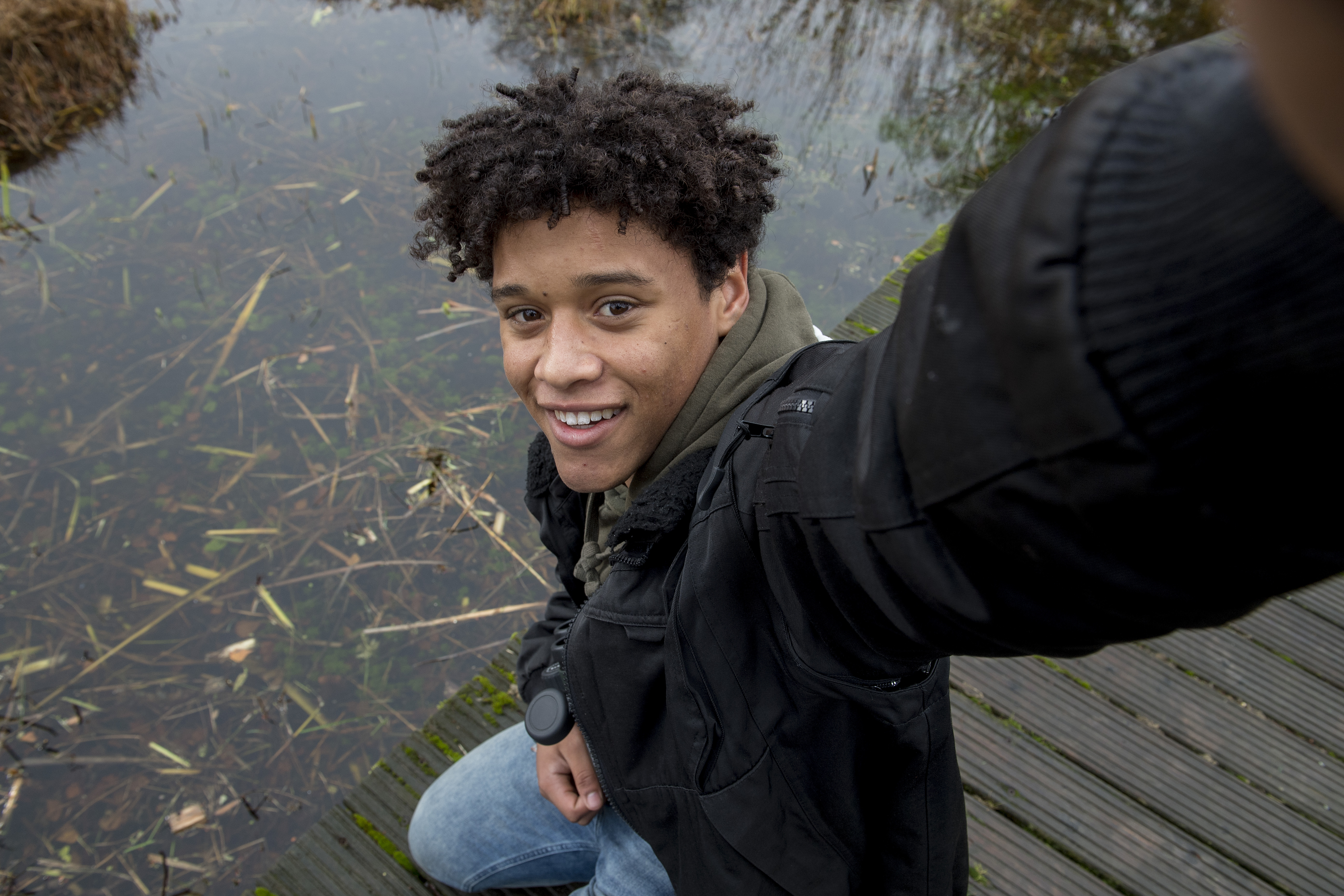 Docent leidt groep lachende studenten in klaslokaal