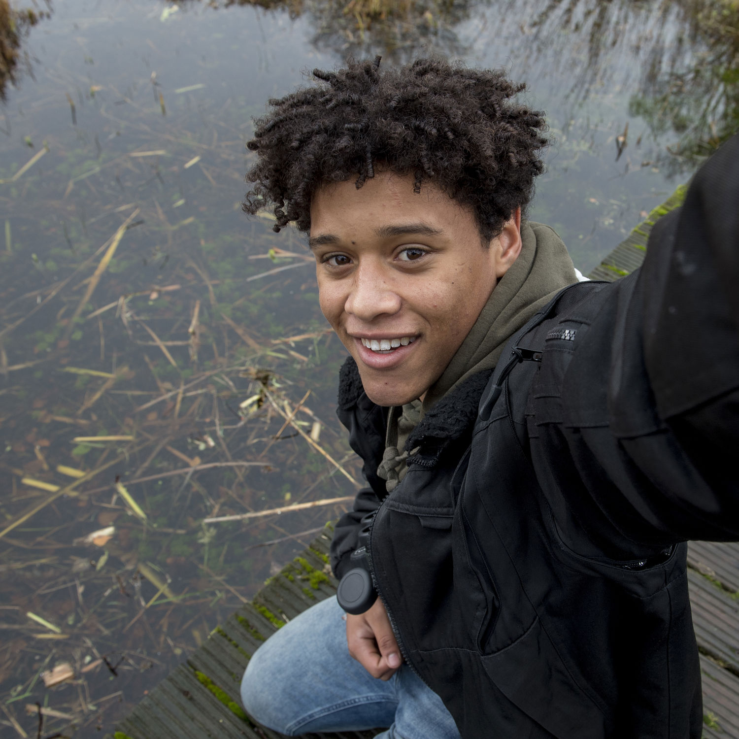 Meisje zittend op een bank voor kluisjes