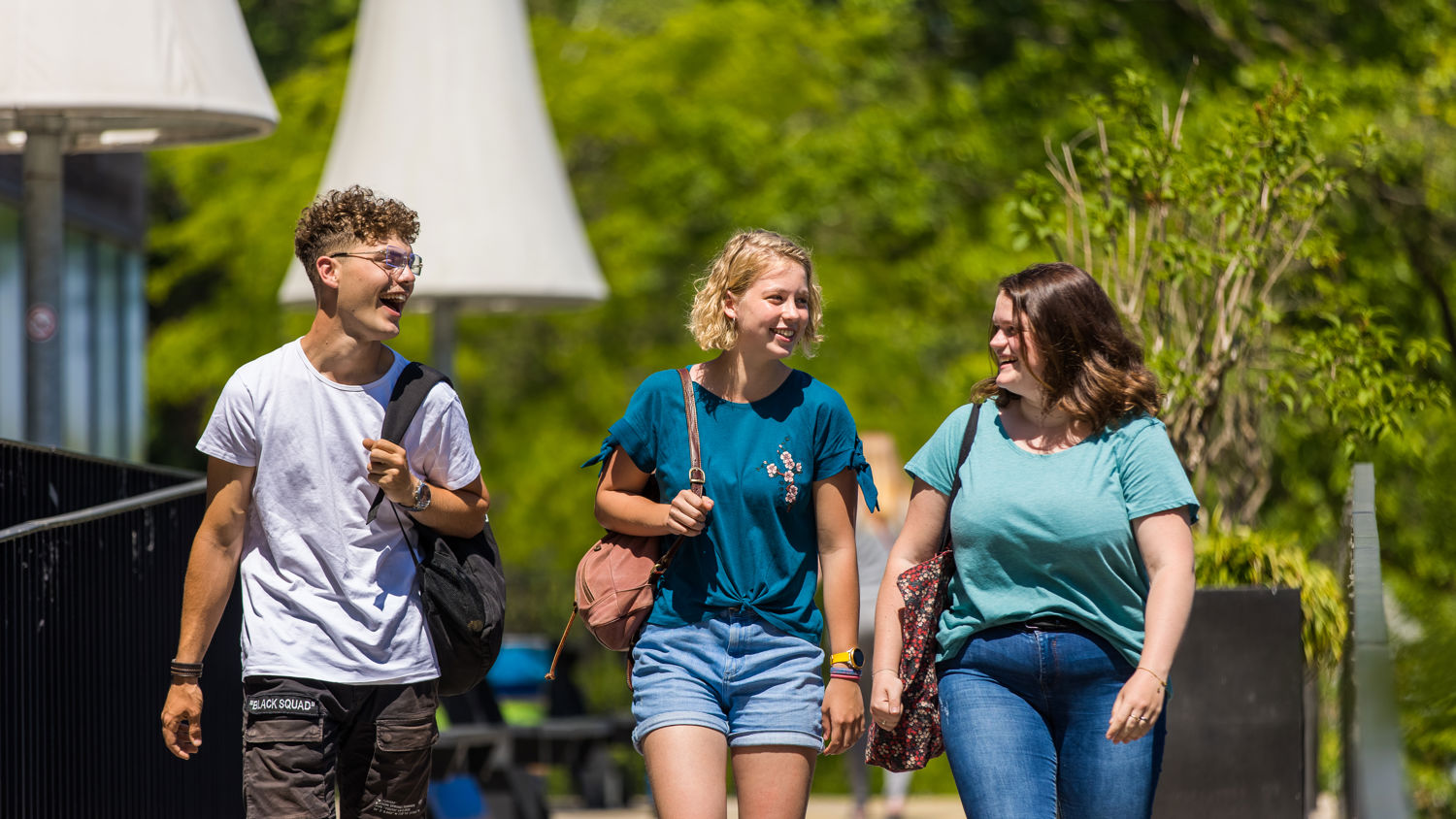 Twee studenten in een groene omgeving