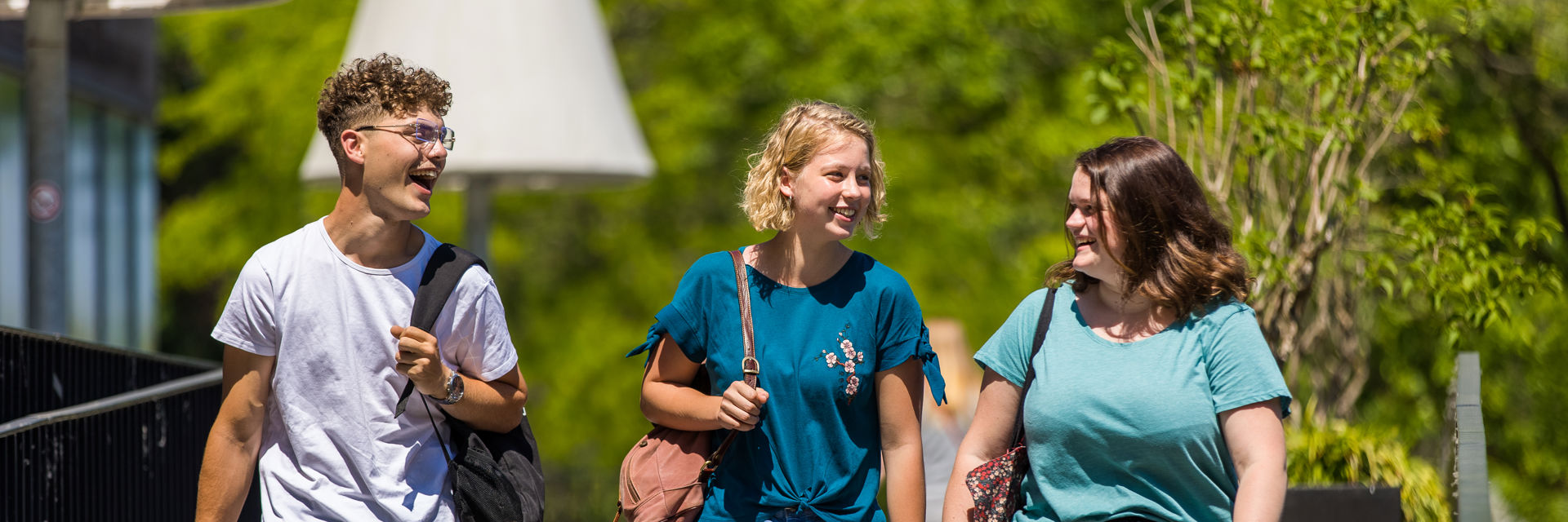 3 Studenten lopen samen buiten