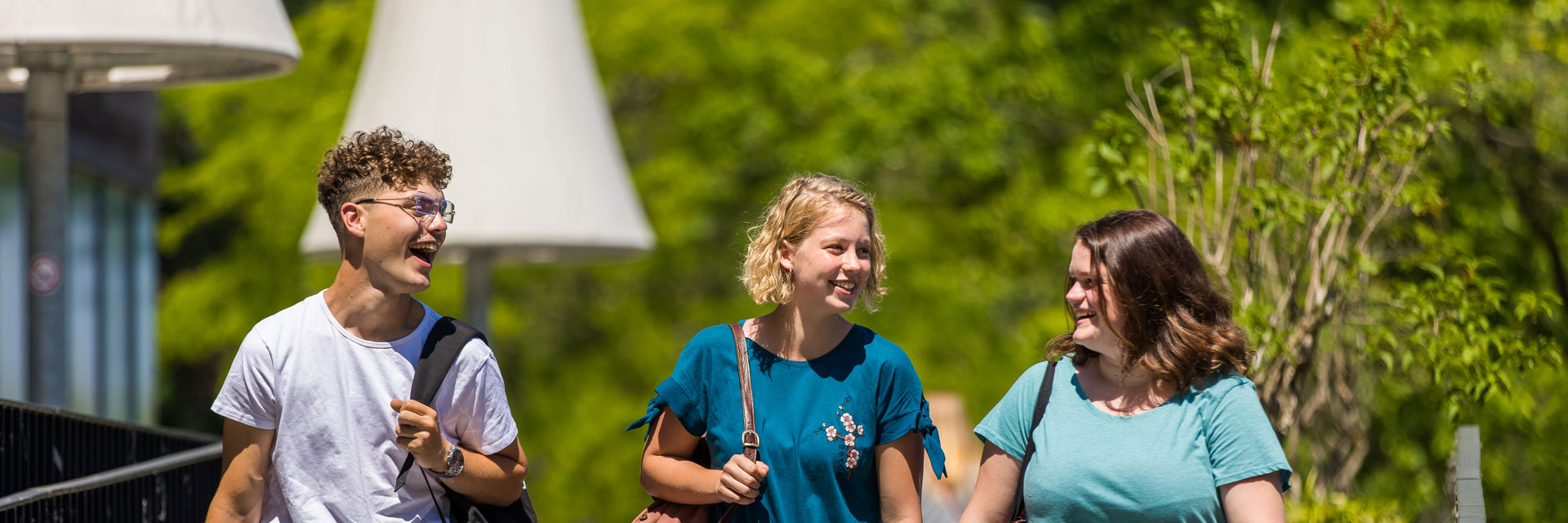 3 Studenten lopen samen buiten