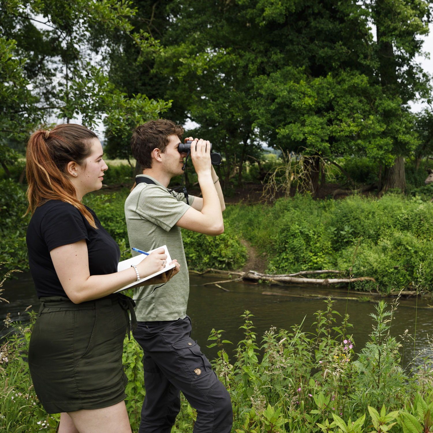 Docent leidt groep lachende studenten in klaslokaal