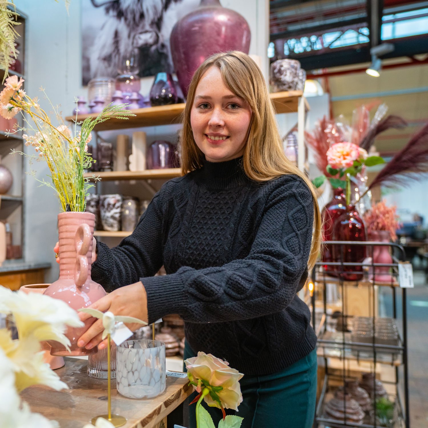 Een student rijdt lachend paard