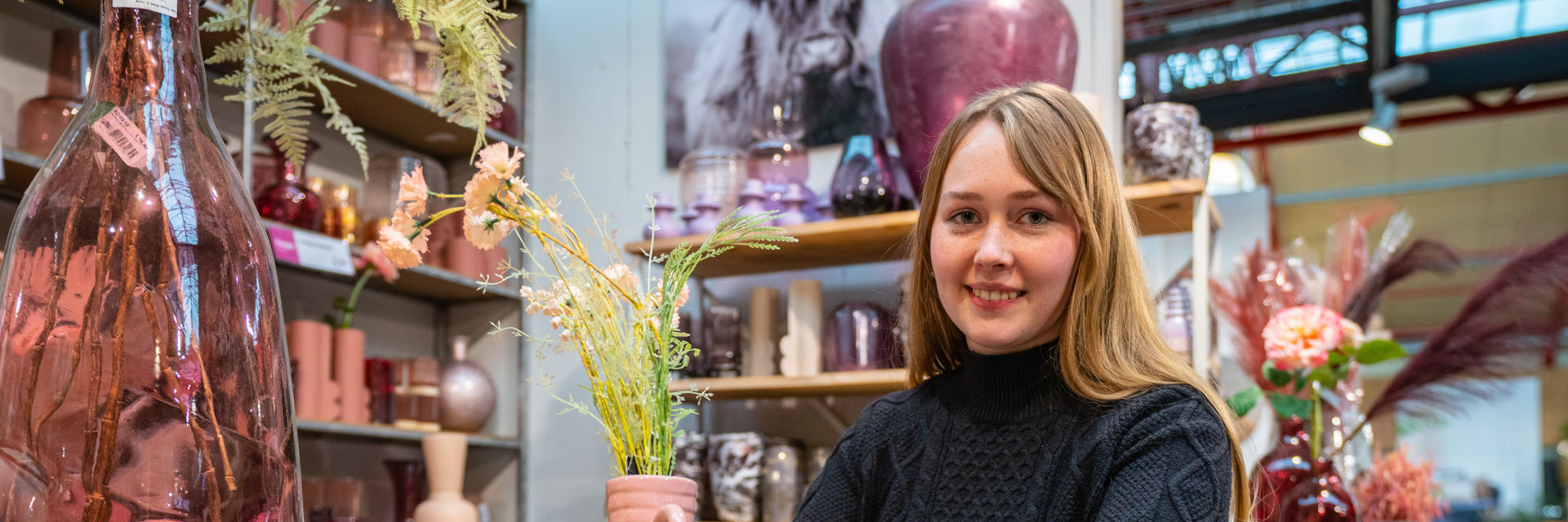 Een student werkt in een bloemenwinkel