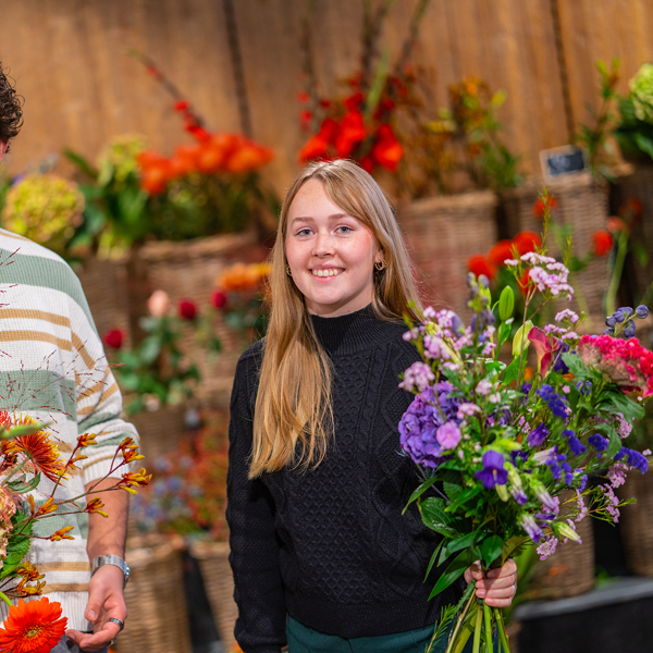 Een student rijdt lachend paard
