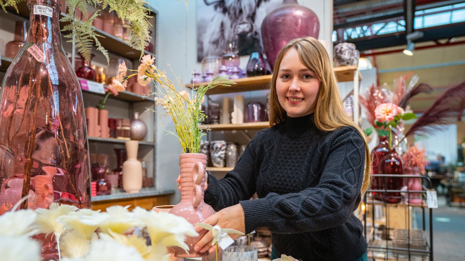 Een student rijdt lachend paard
