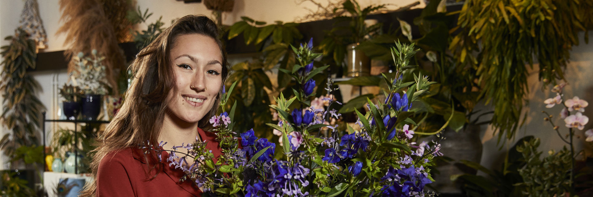 Student met een bos bloemen