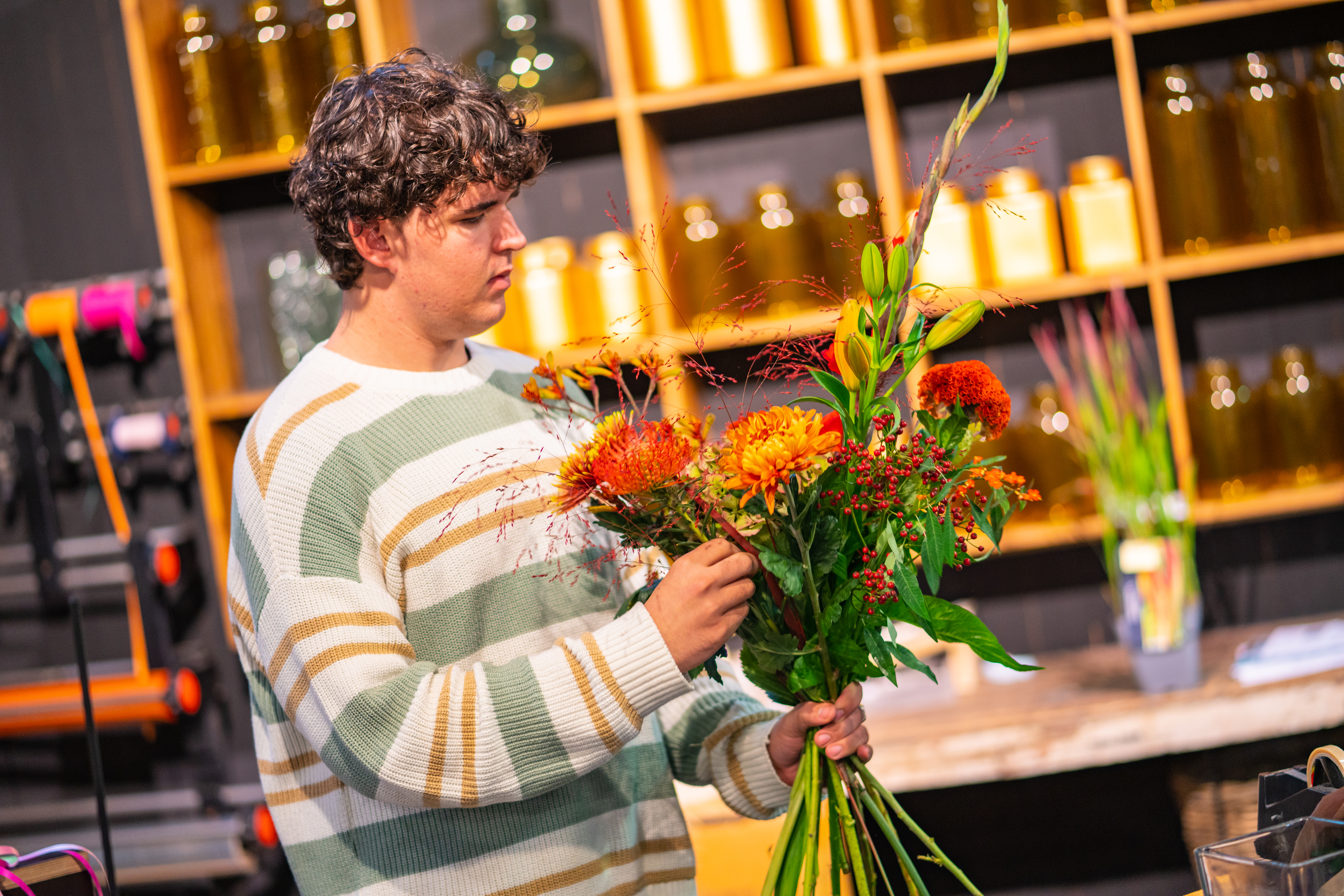 Docent leidt groep lachende studenten in klaslokaal