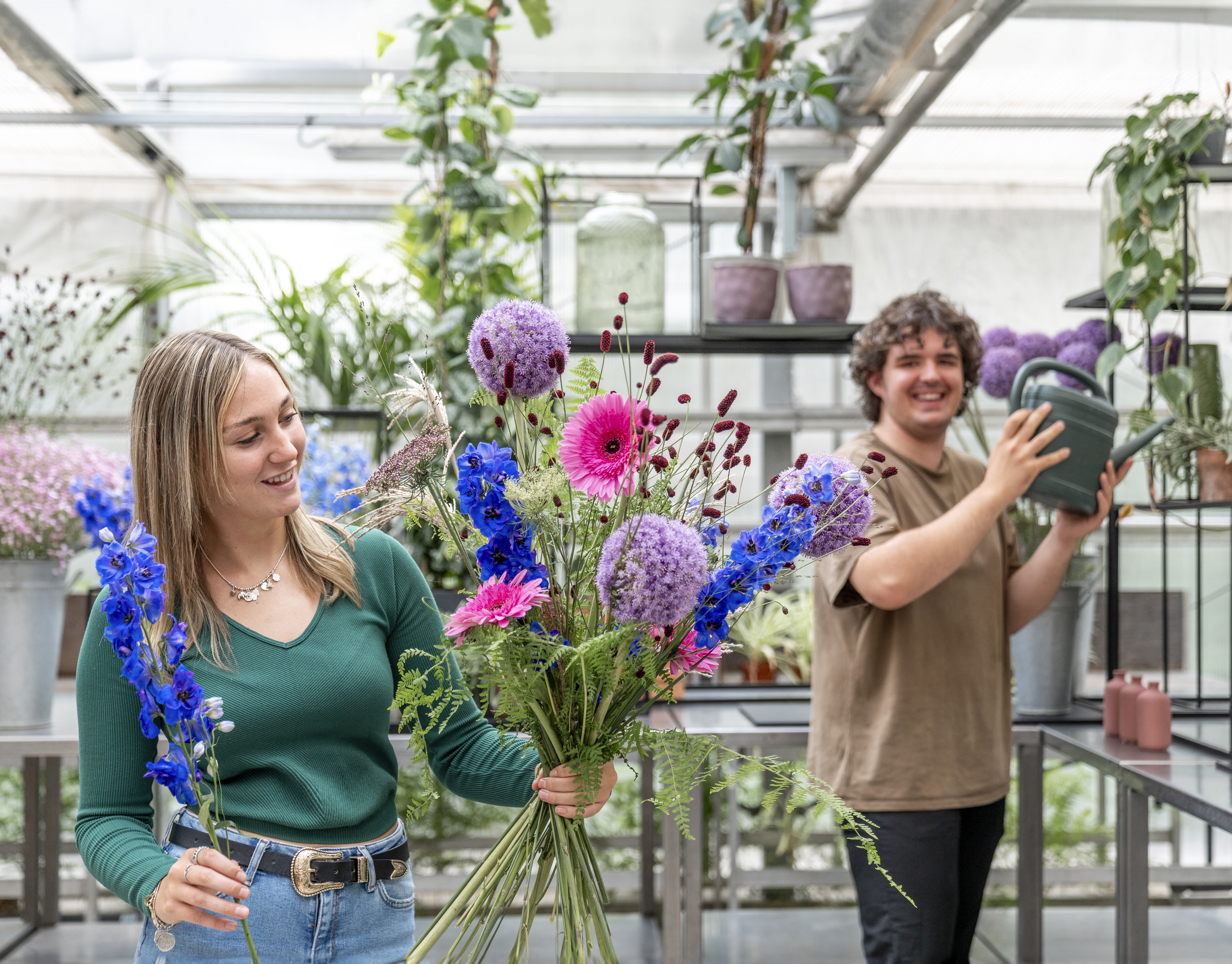 Docent leidt groep lachende studenten in klaslokaal
