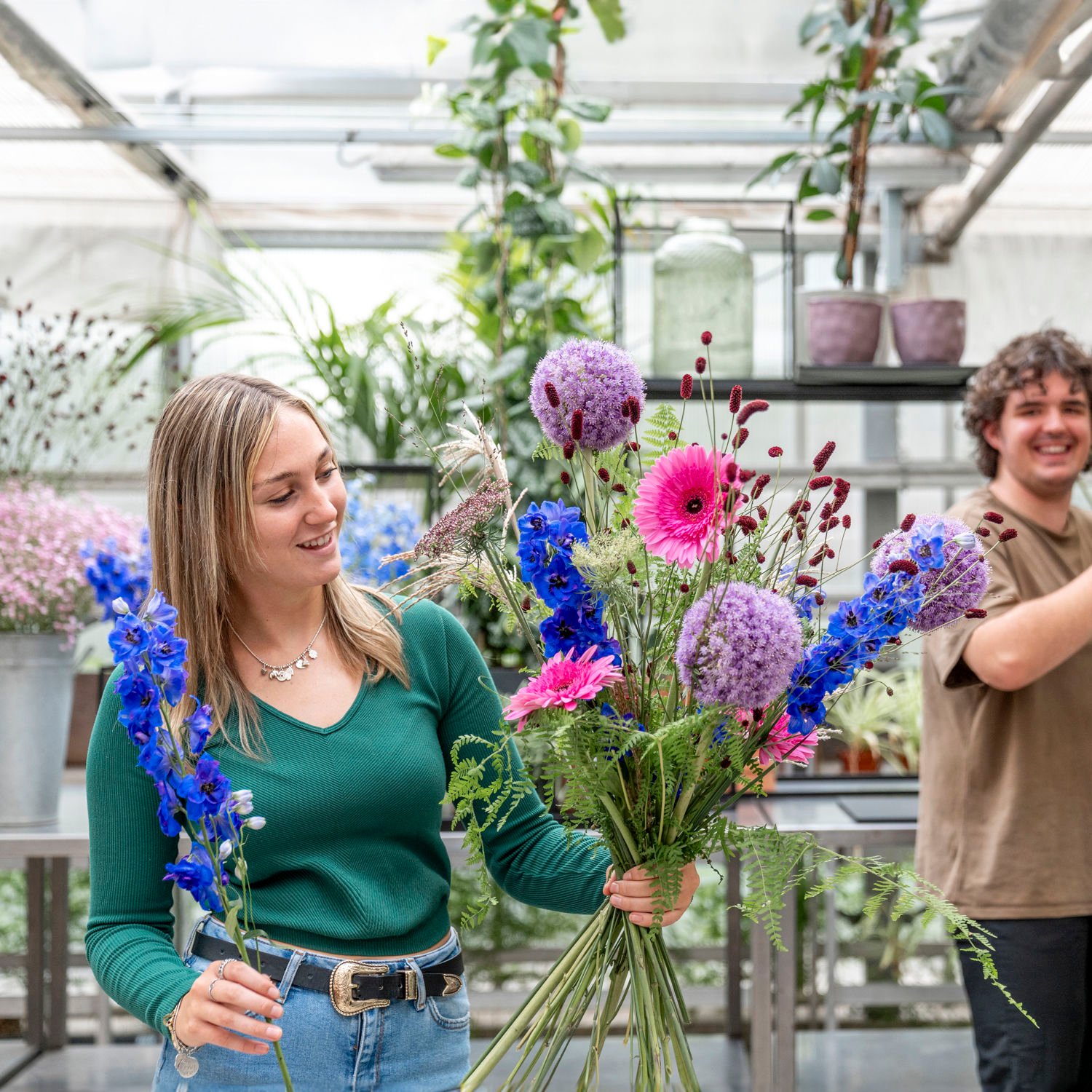 Drie dierenartsen met een hond