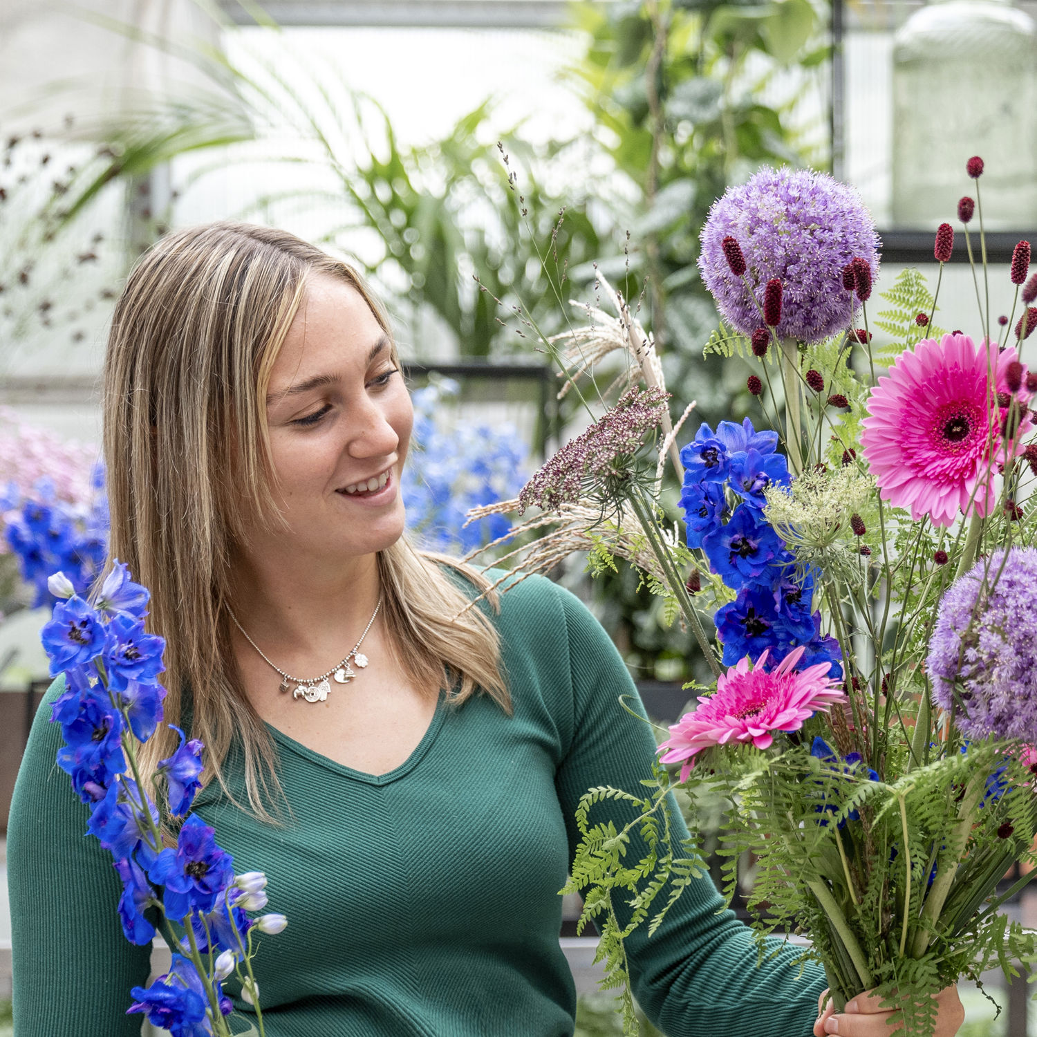 Meisje zittend op een bank voor kluisjes