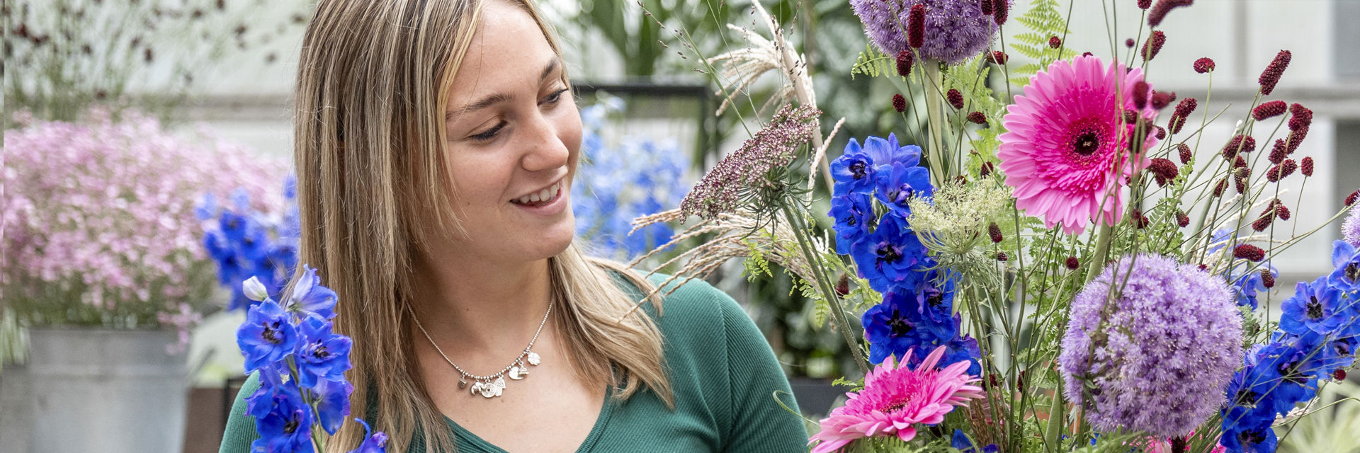 Twee studenten werken met bloemen