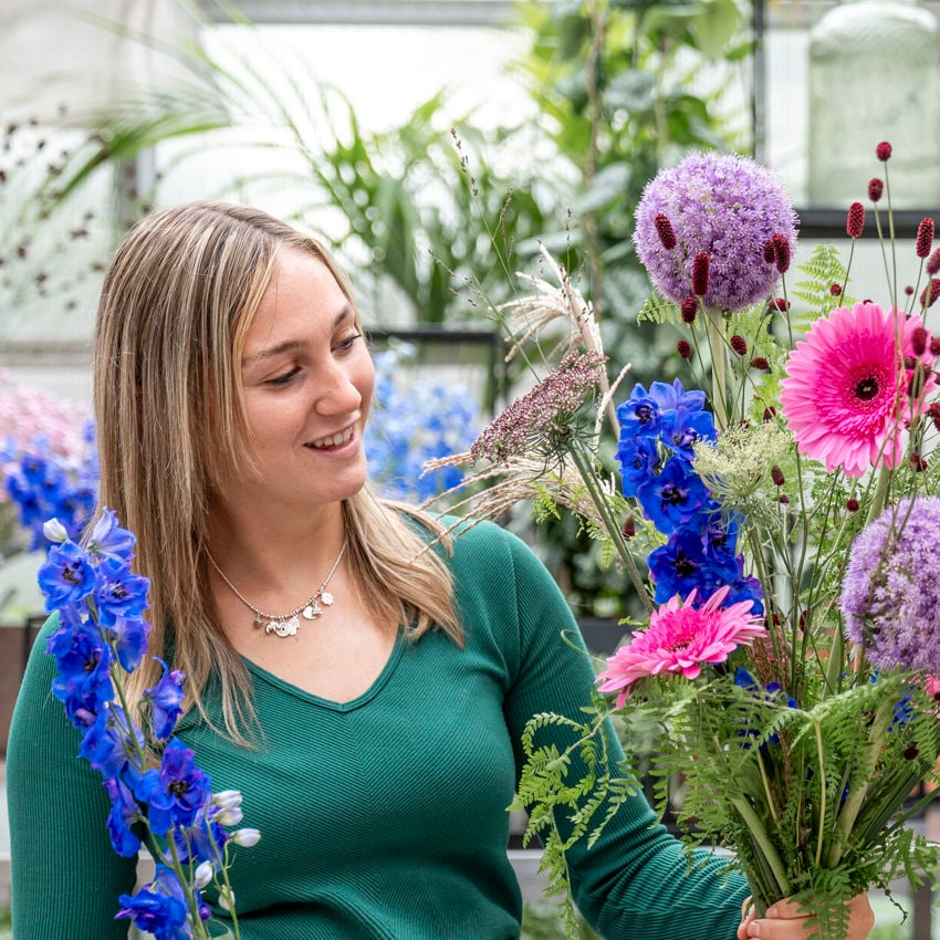 Meisje zittend op een bank voor kluisjes