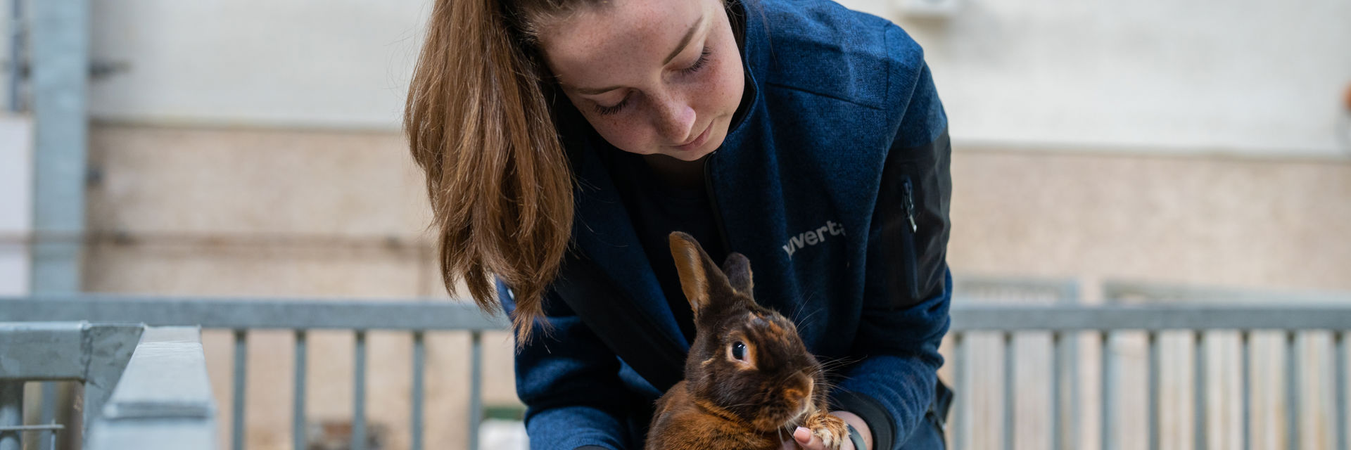 Een student met een konijn