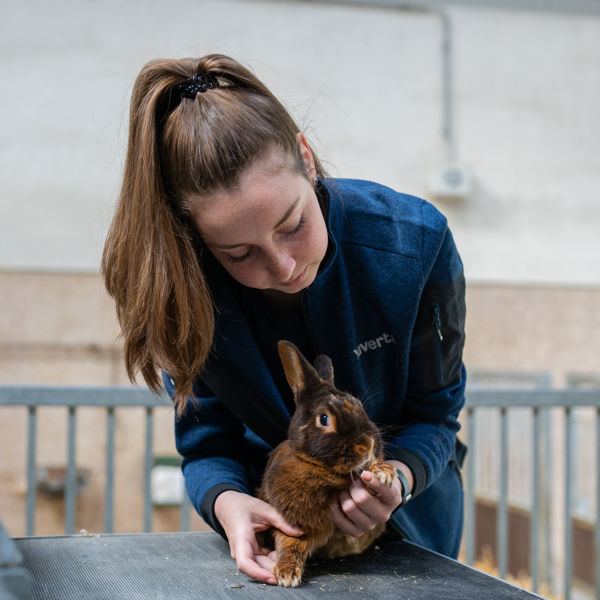 Meisje zittend op een bank voor kluisjes