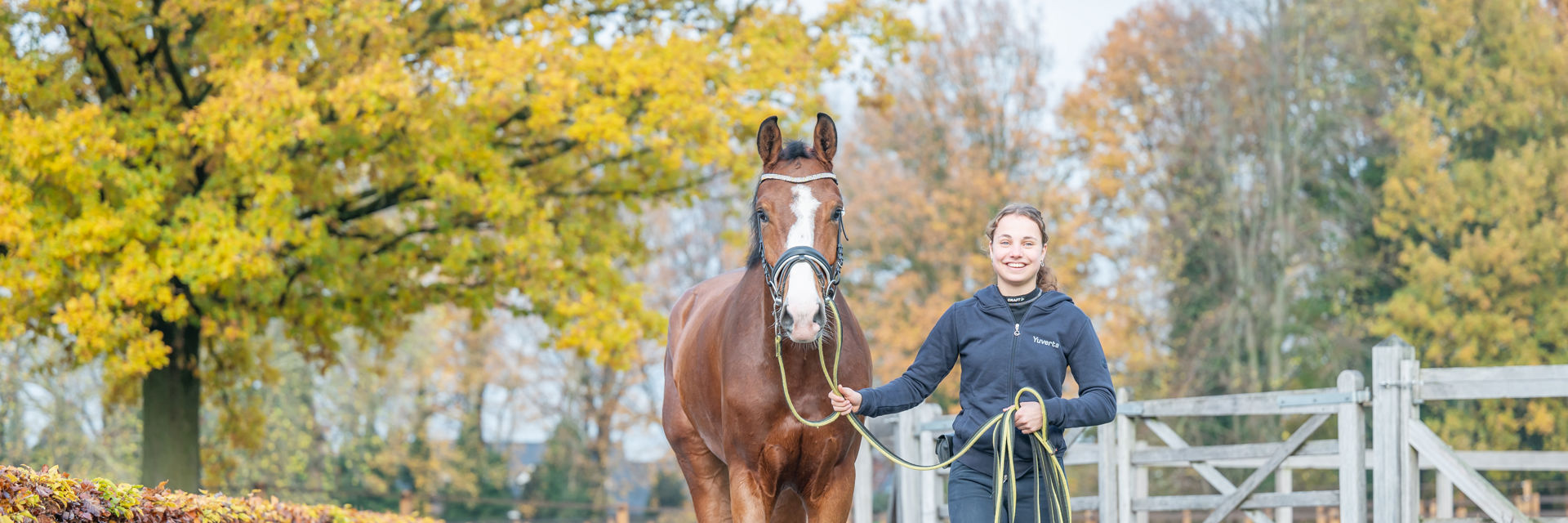 Een student loopt met een paard