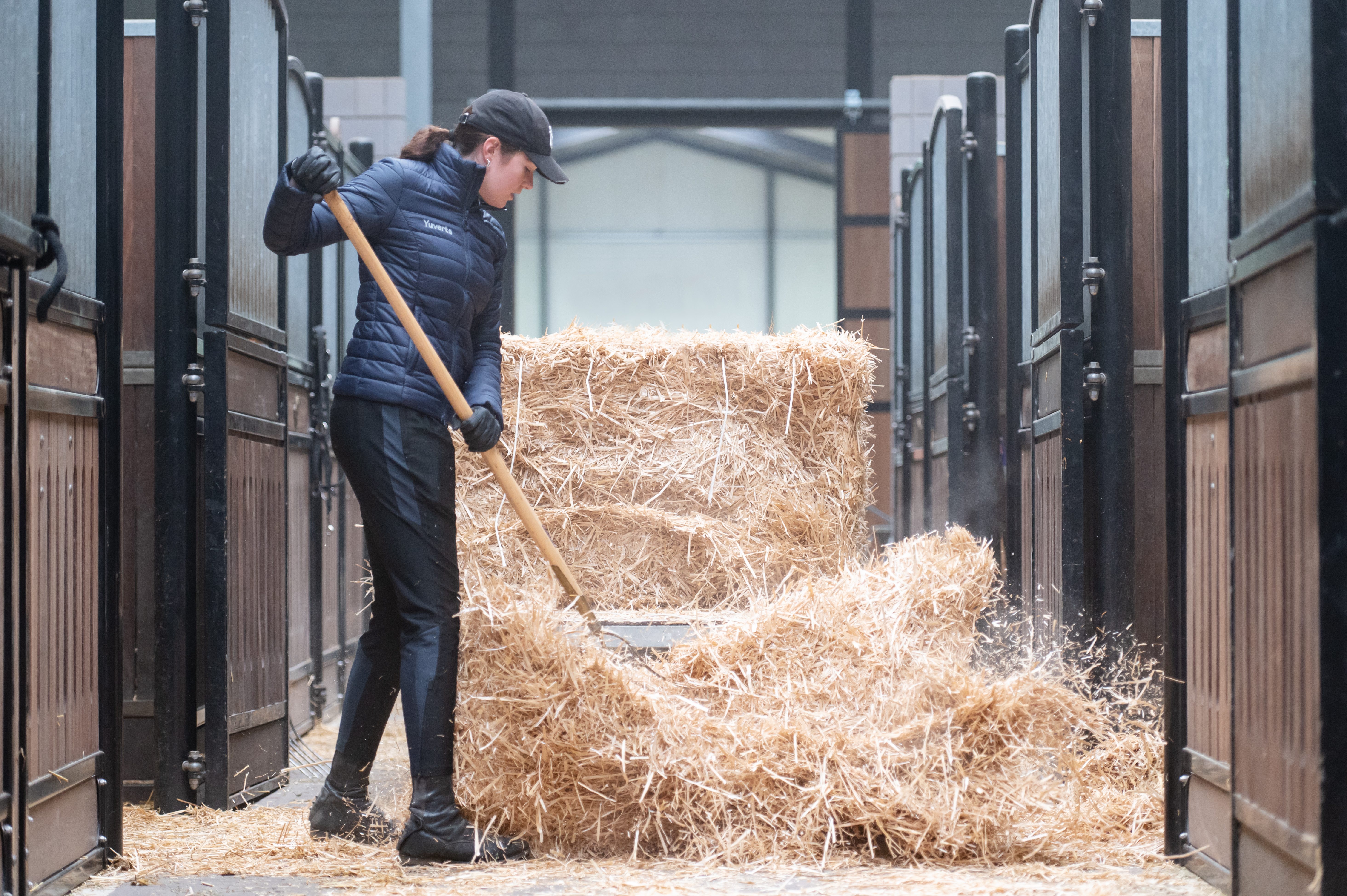 Meisje zittend op een bank voor kluisjes