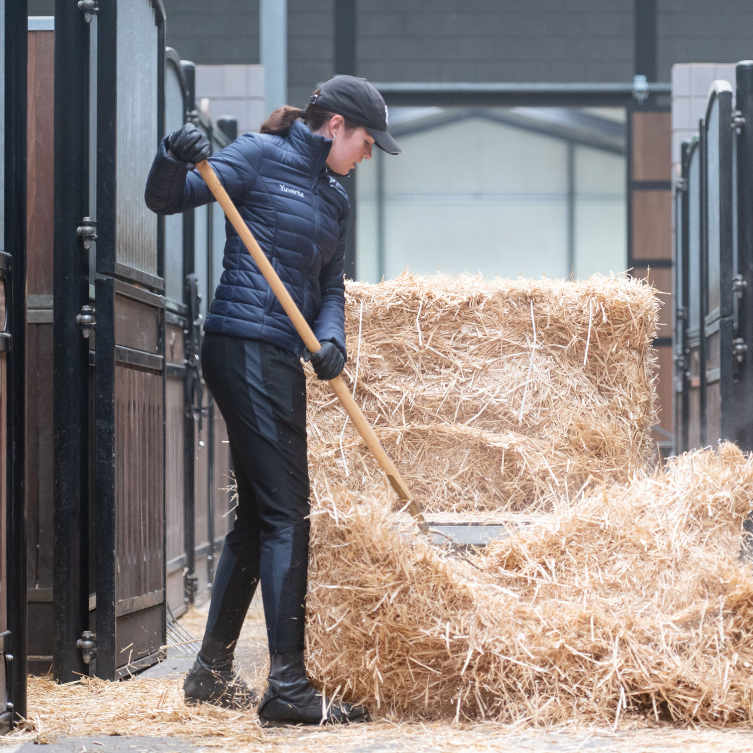 Meisje zittend op een bank voor kluisjes