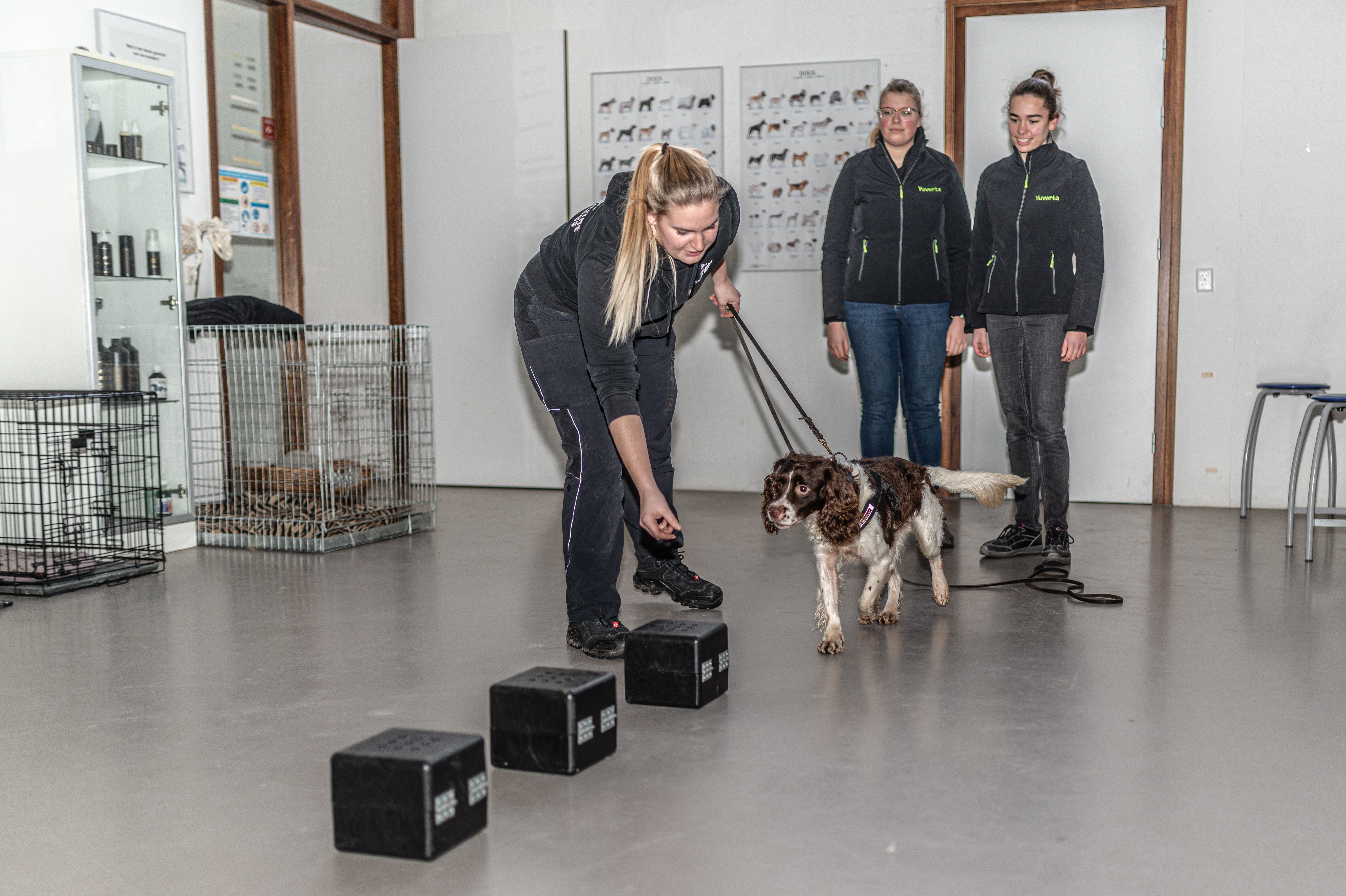 Meisje zittend op een bank voor kluisjes