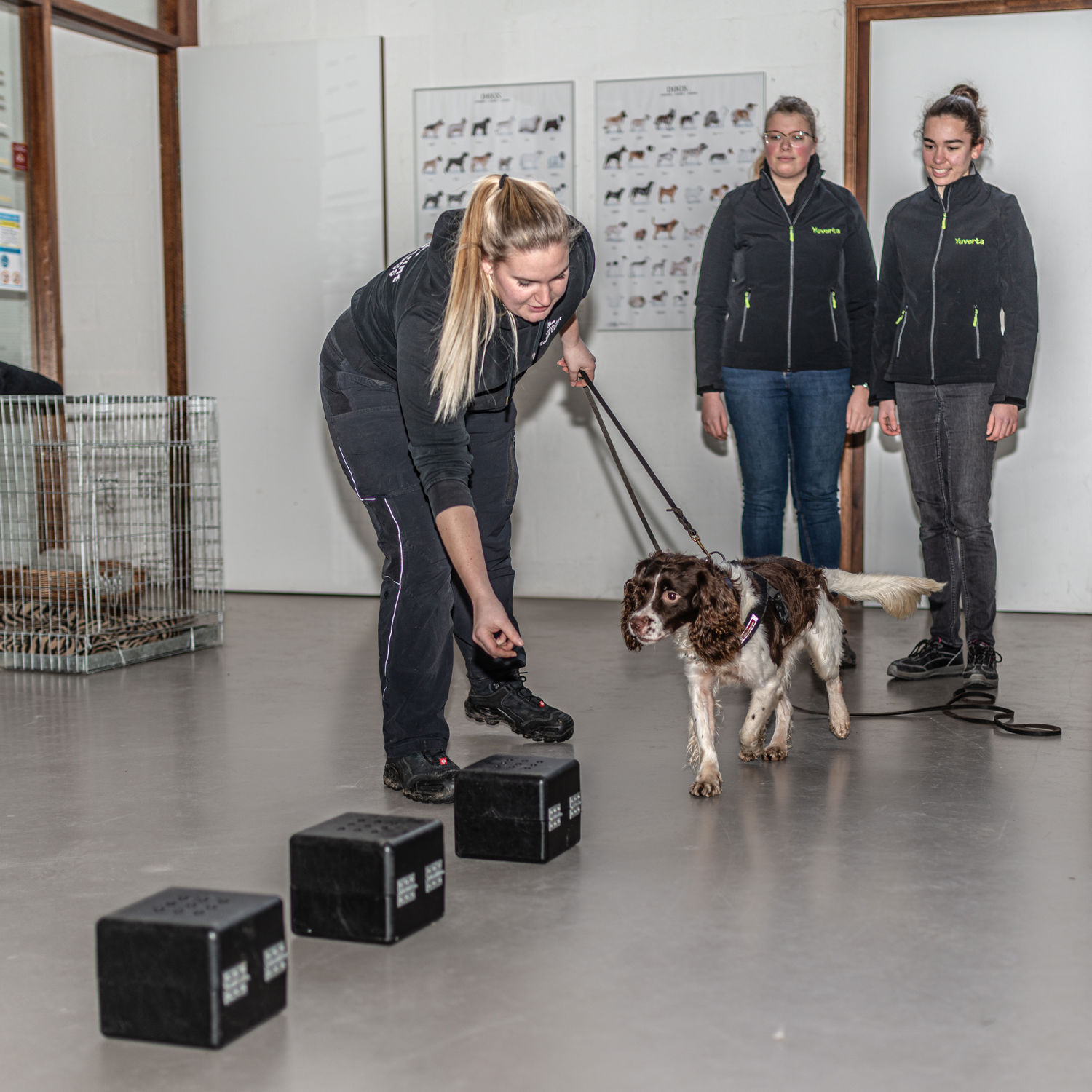 Meisje zittend op een bank voor kluisjes