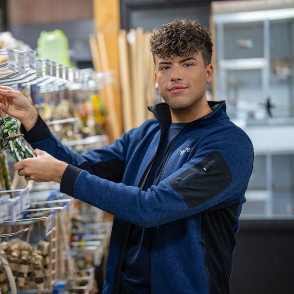 Meisje zittend op een bank voor kluisjes